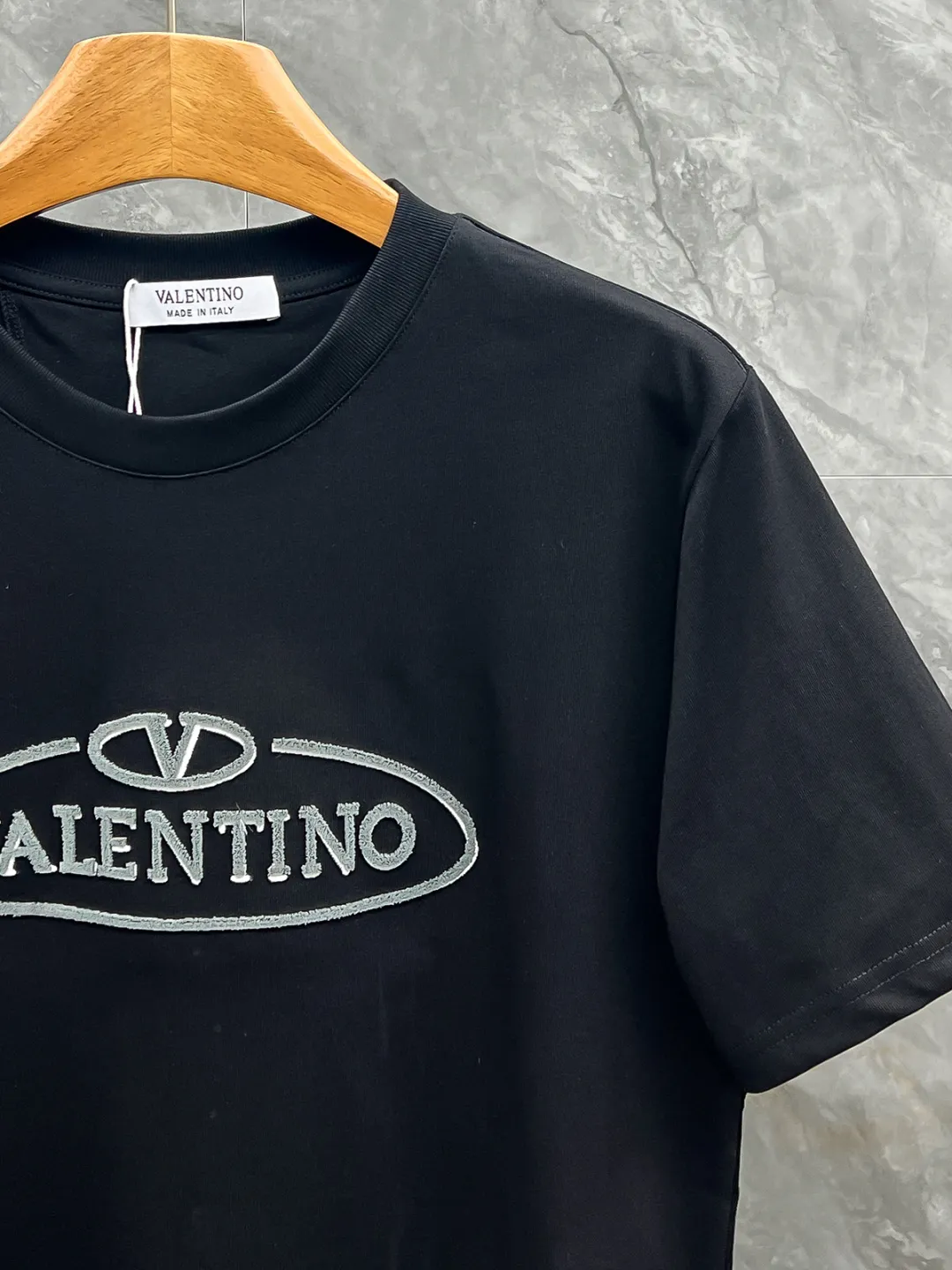 VLTN 2026ss Spring and Summer New Arrival first counter, the latest New Arrival short-sleeved round neck T-shirt Premium customized design, avant-garde and fashionable! The brand logo emphasizes craftsmanship and the custom fabrics are soft to the touch. Comfortable to wear. Exquisite stitching at the counter level. Fine workmanship. The upper body effect is incomparably handsome! A must-have item for a stylish man! Color: Black White Sizes: S-2XL